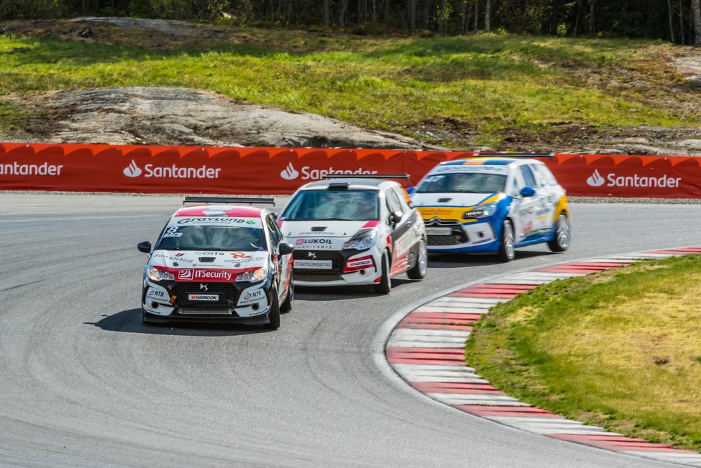 Kenn Bach tog starten, men Thomas Faraas (midten) og Erik Bertilsson (bagerst) gav ikke slip
(Foto: Niklas Majgaard)